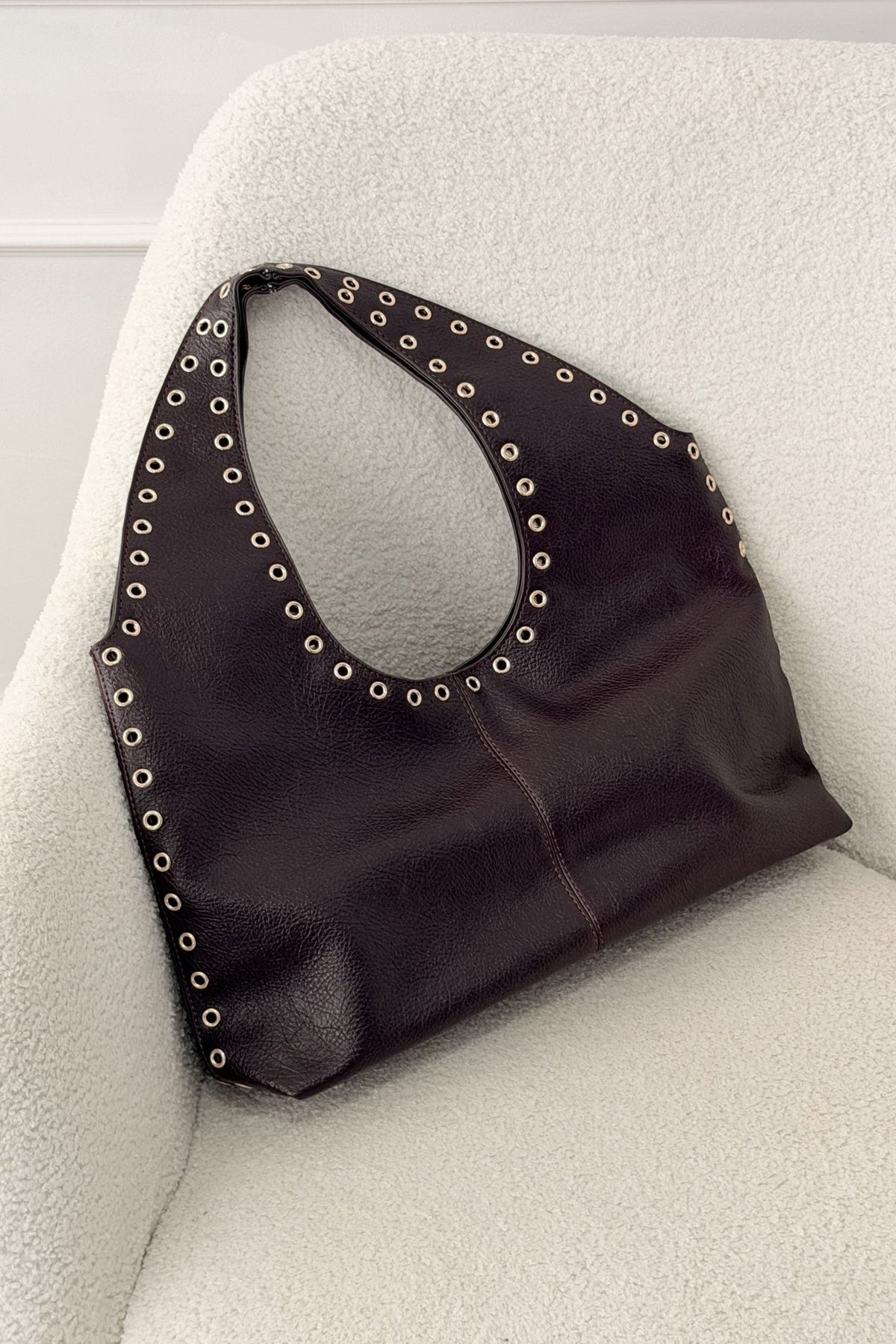 Bolsa Hobo com ilhós metálicos e alça larga - lavishiochicMalalavishiochic