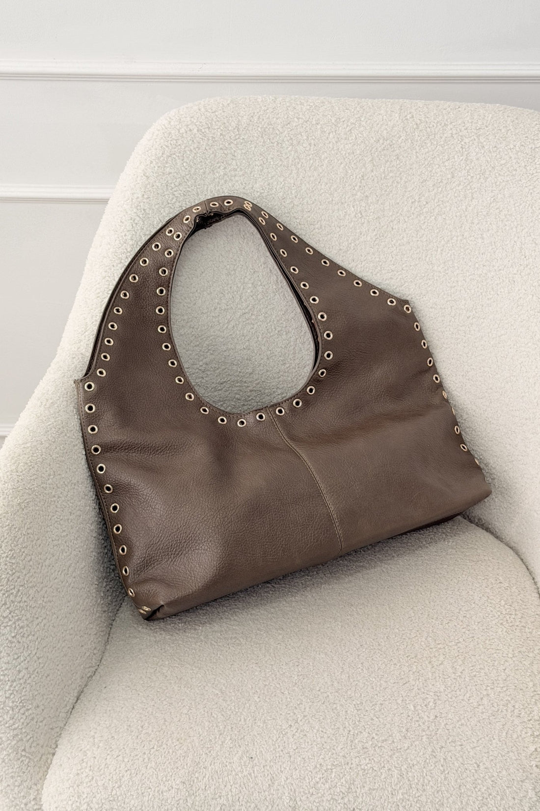 Bolsa Hobo com ilhós metálicos e alça larga - lavishiochicMalalavishiochic