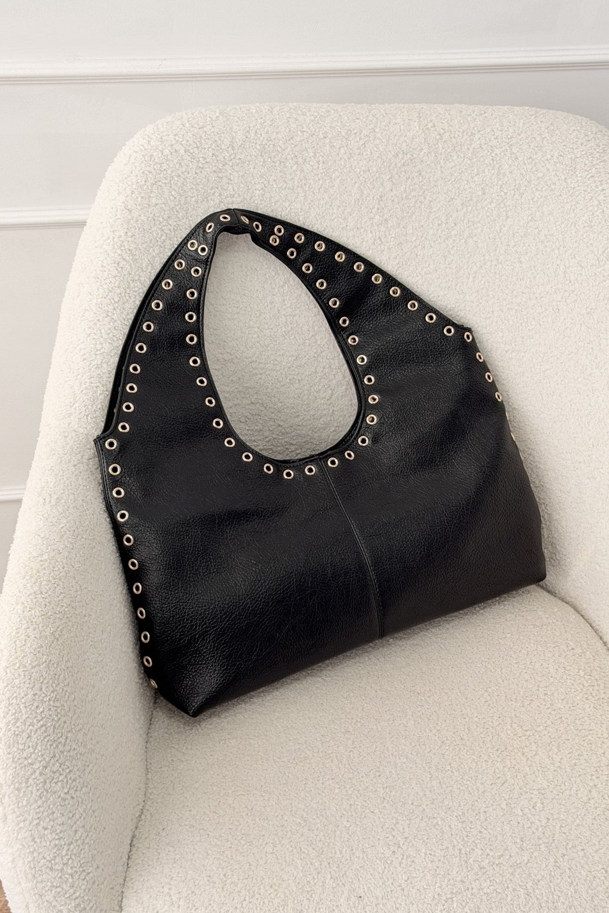 Bolsa Hobo com ilhós metálicos e alça larga - lavishiochicMalalavishiochic