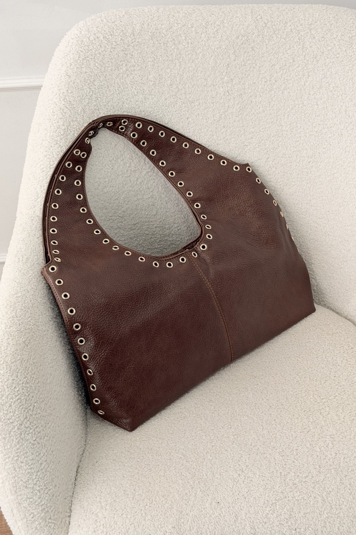 Bolsa Hobo com ilhós metálicos e alça larga - lavishiochicMalalavishiochic