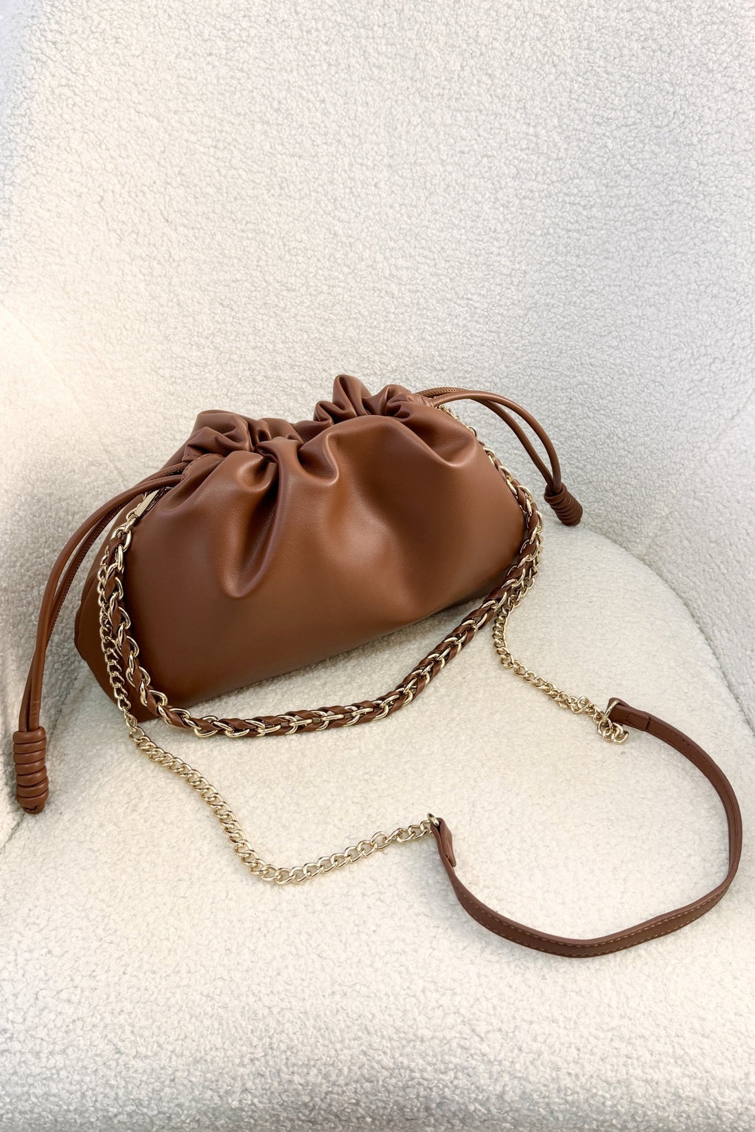 Bolsa macio com corrente dourada S - lavishiochicBolsalavishiochic