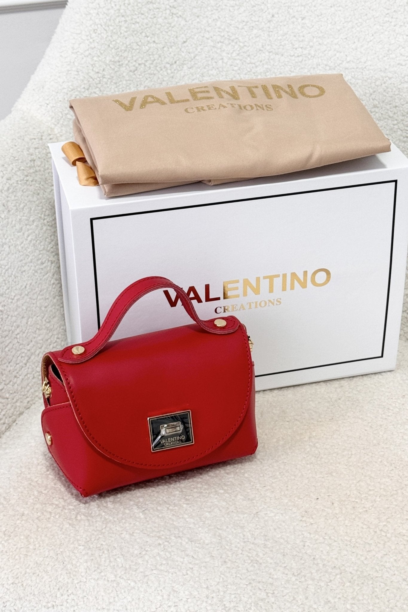 Bolsa Valentino em pele com corrente dourada - lavishiochicMalalavishiochic