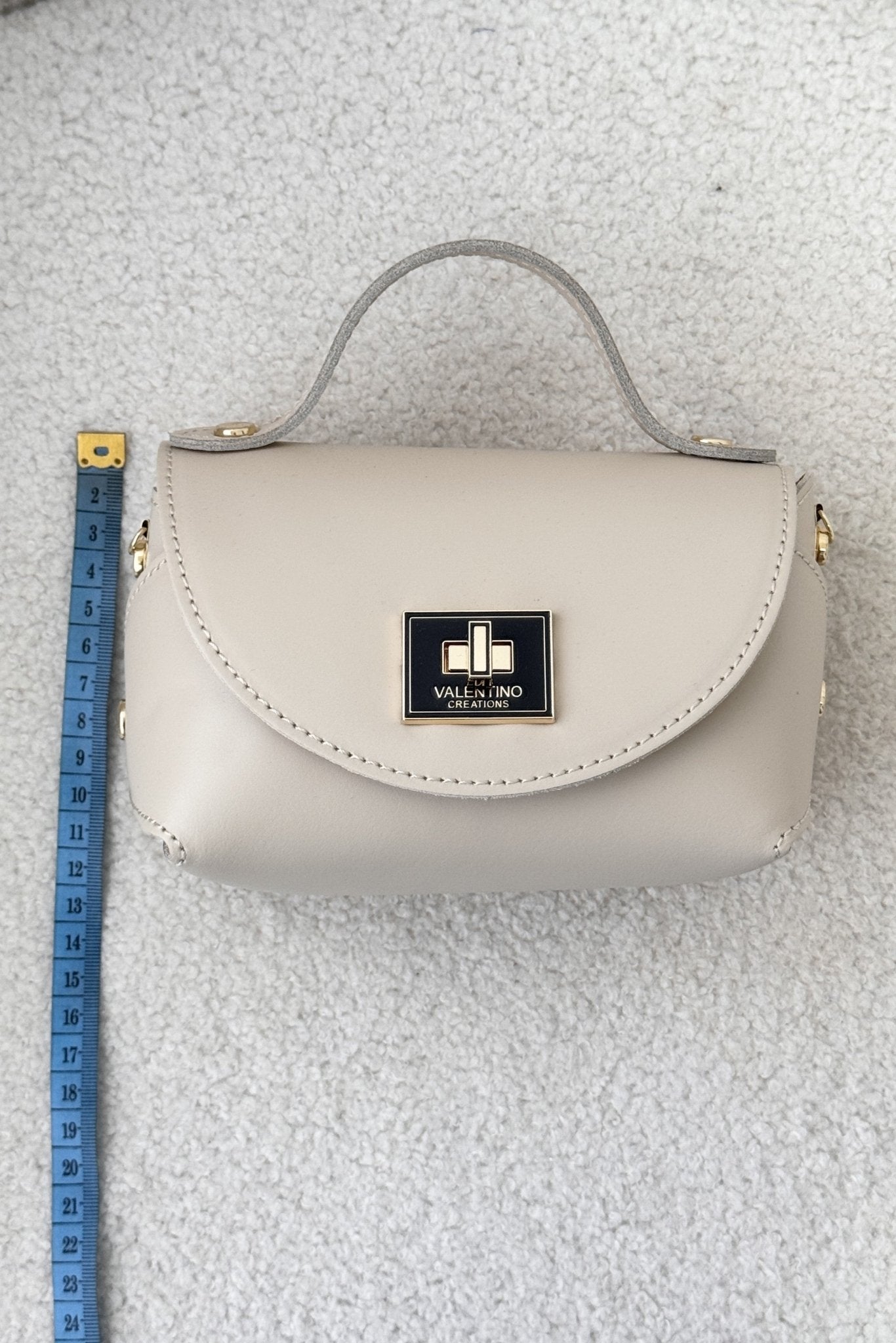 Bolsa Valentino em pele com corrente dourada - lavishiochicMalalavishiochic