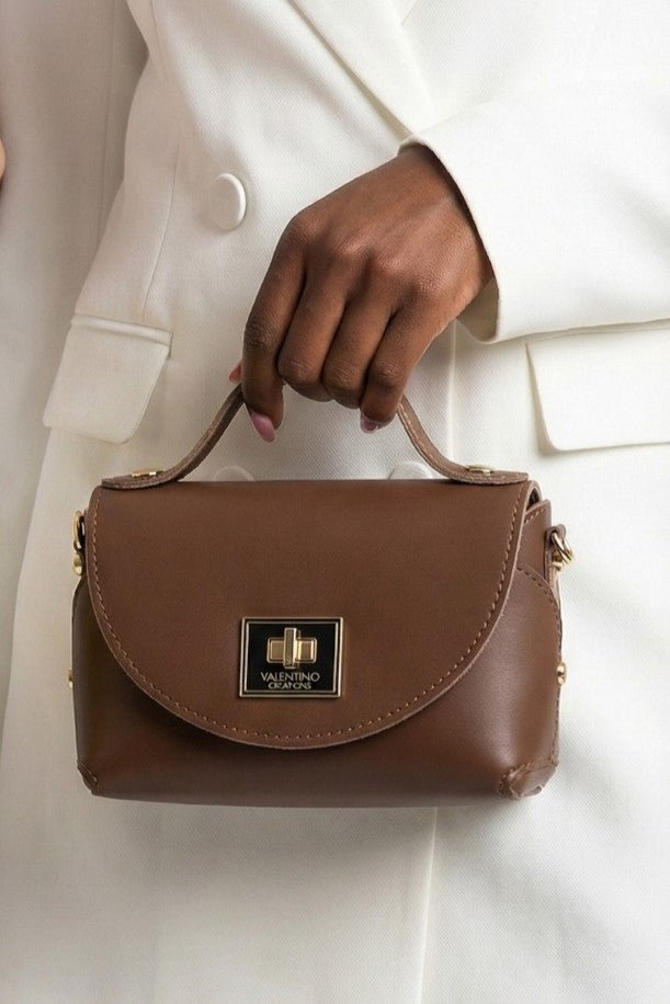 Bolsa Valentino em pele com corrente dourada - lavishiochicMalalavishiochic