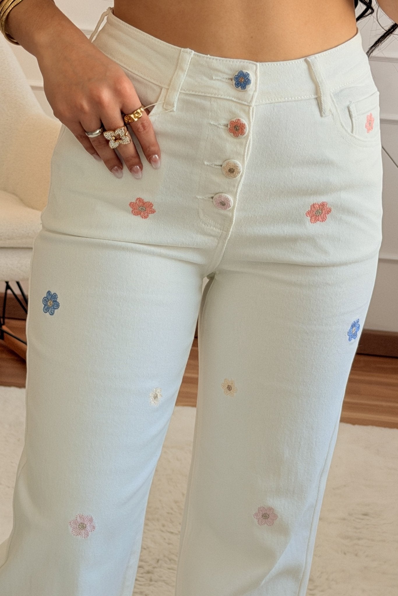 Calça brancas com bordados de flores - lavishiochicCalçalavishiochic