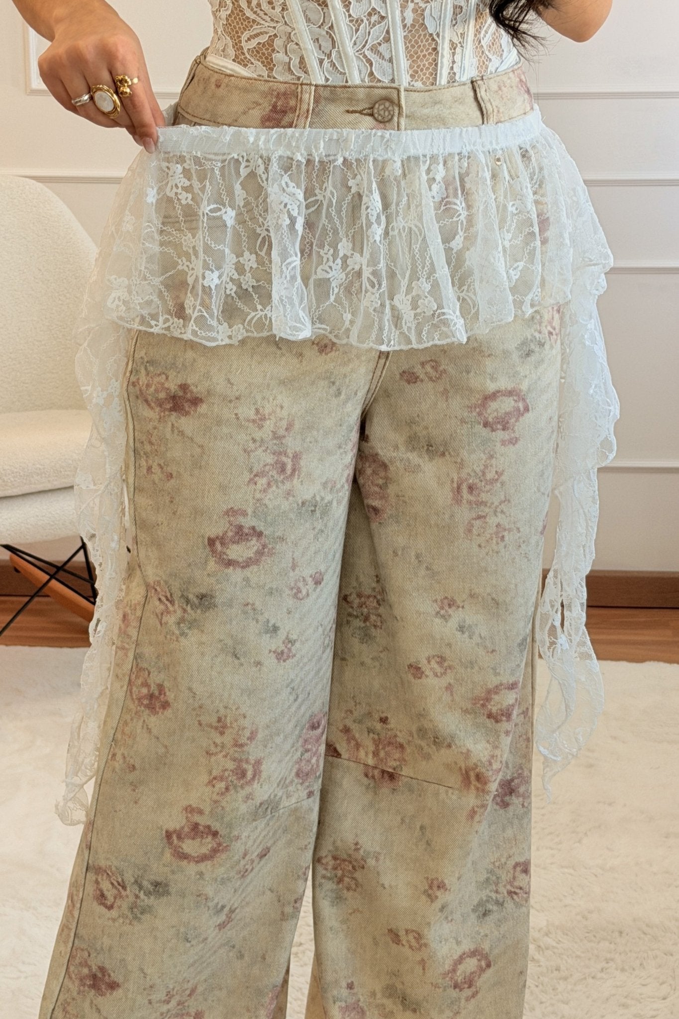 Calça Floral com Saia Sobreposta Rendada – AZAKA - lavishiochicCalçasAZAKA