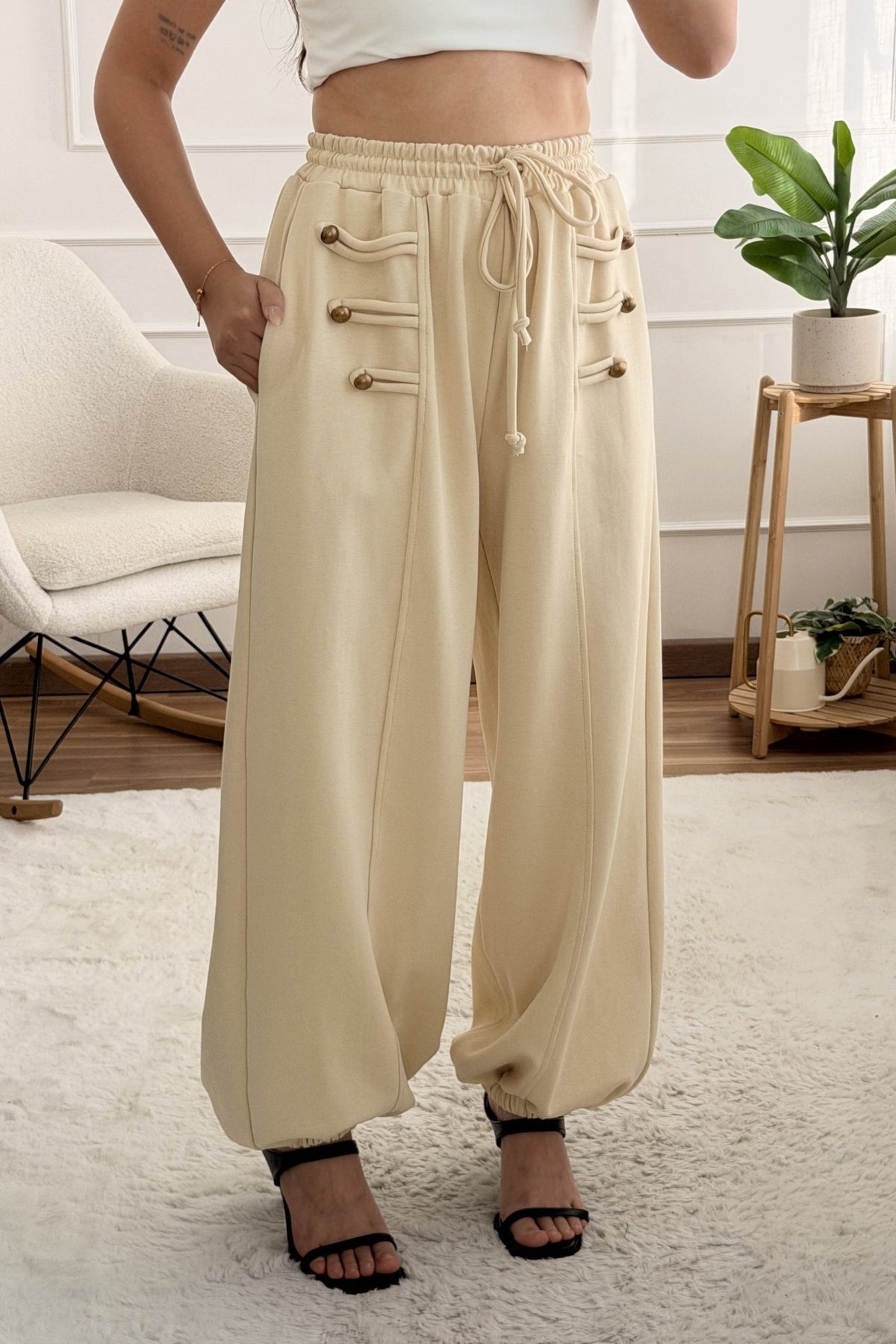 Calça jogger com botões dourados e corte amplo LUMINA - lavishiochicCalçaslumina