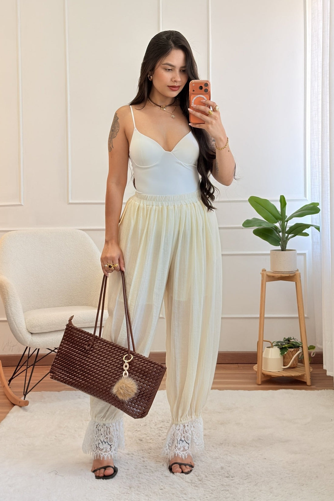 Calça largas com renda na barra 2.0 - lavishiochicCalçaslavishiochic