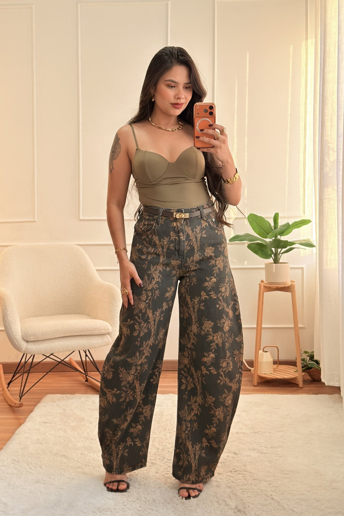 Calça wide leg de ganga com estampado floral dourado MOCHY - lavishiochicCalçaMochy