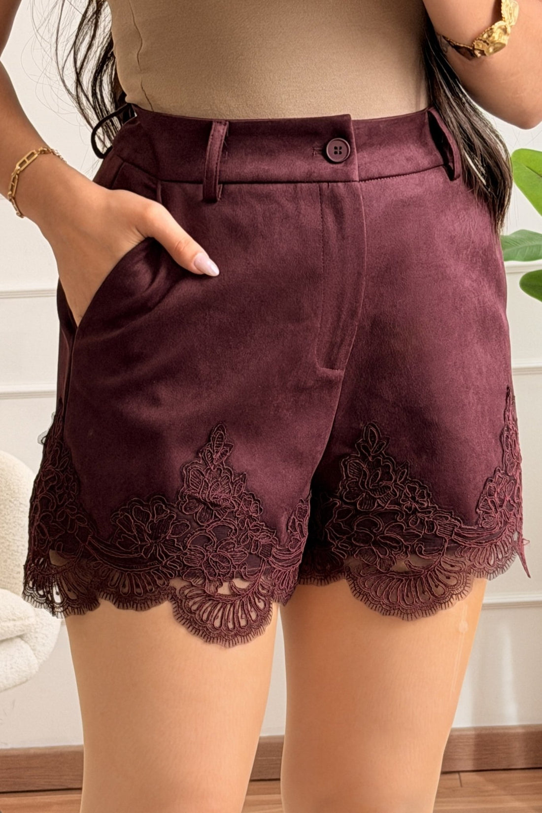 Calção com detalhe em renda na bainha ELLI WHITE - lavishiochiccalçõesELLI WHITE