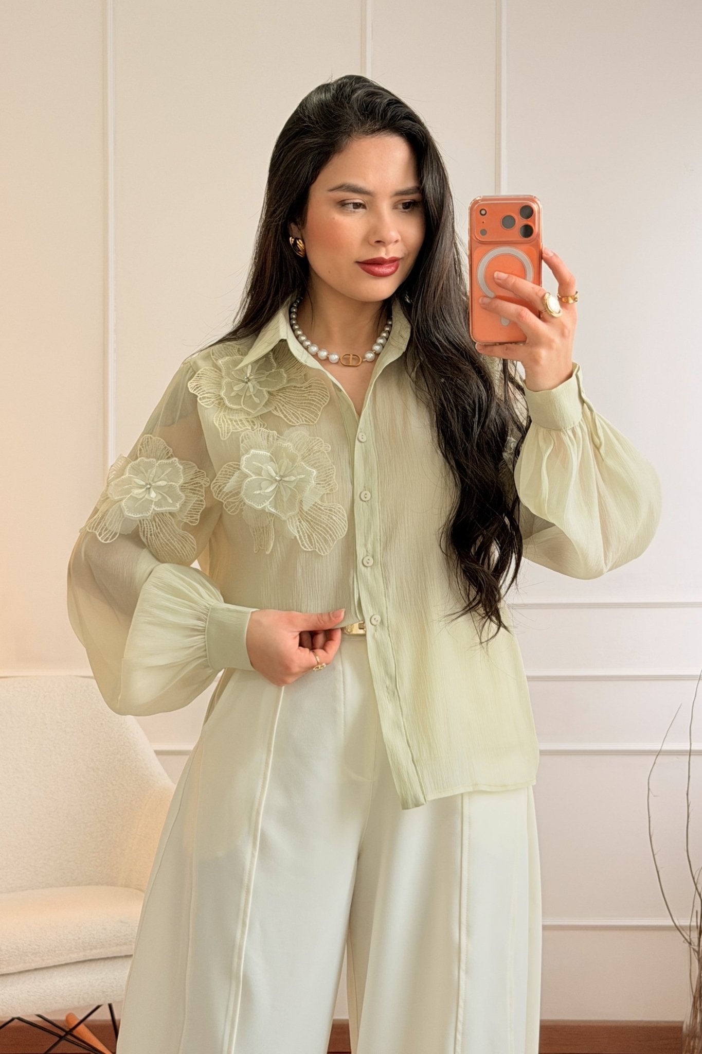 Camisa Fluida com Flores 3D ELLI WHITE - lavishiochiccamisaELLI WHITE