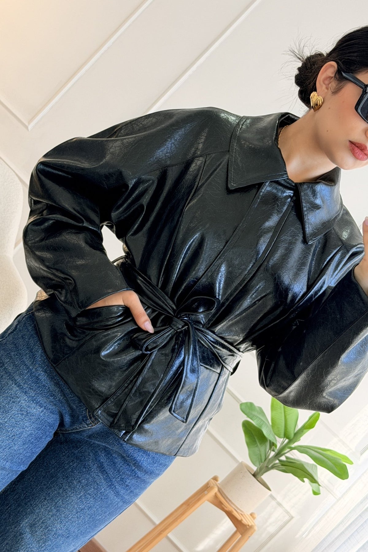 Casaco cropped com acabamento brilhante LUMINA - lavishiochiccasacolumina