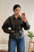 Casaco cropped com acabamento brilhante LUMINA - lavishiochiccasacolumina