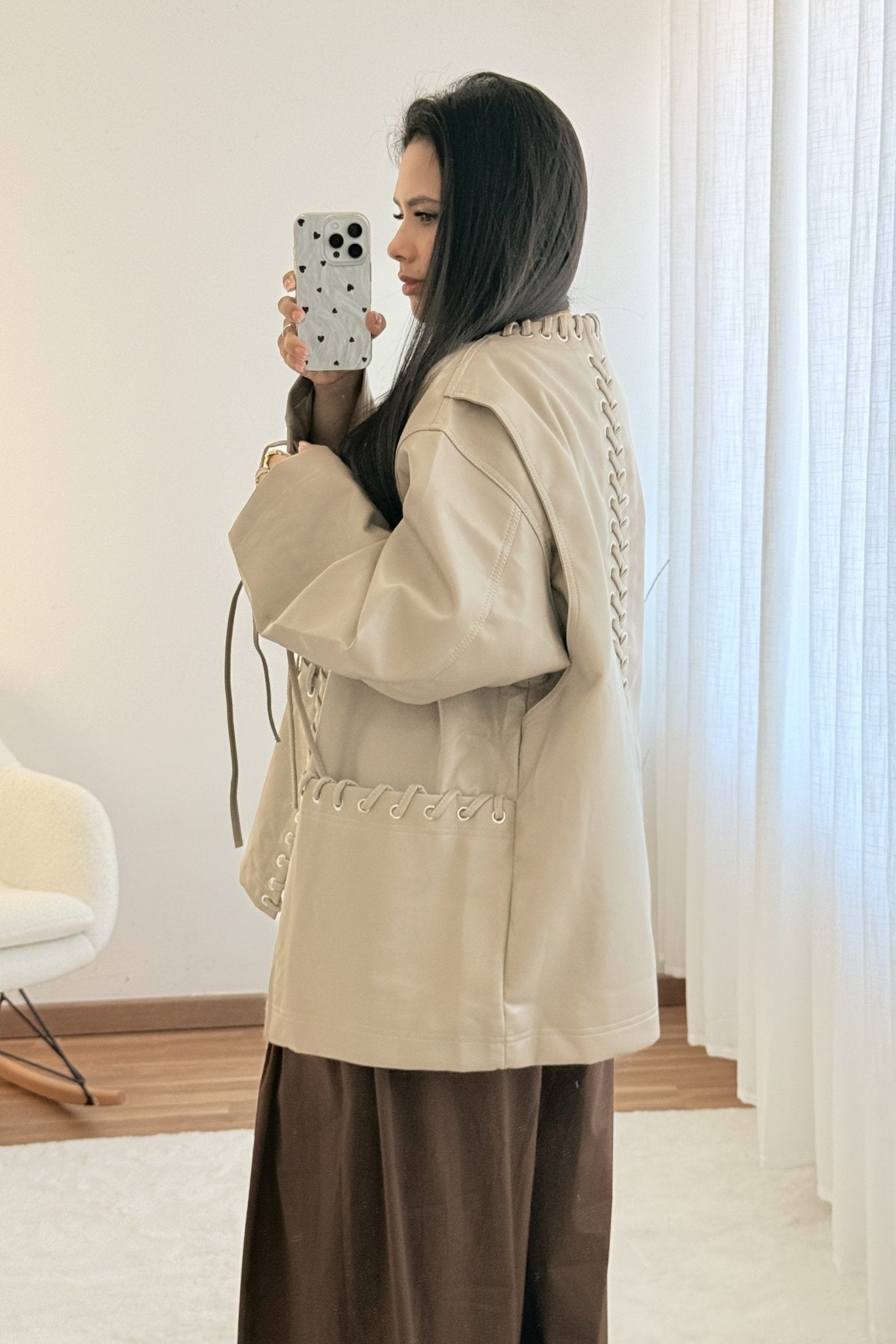 Casaco napa sintética com ilhós e laçada MOCHY - lavishiochiccasacoMochy