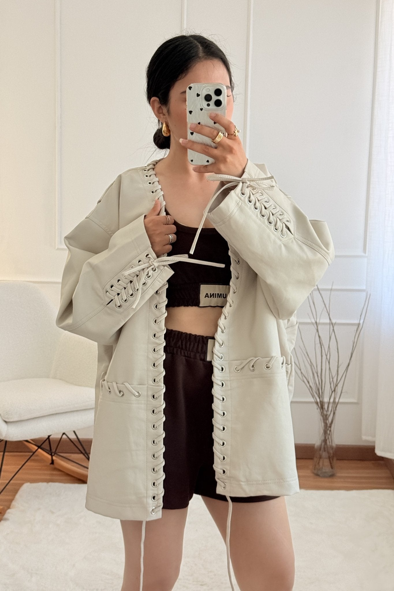 Casaco napa sintética com ilhós e laçada MOCHY - lavishiochiccasacoMochy