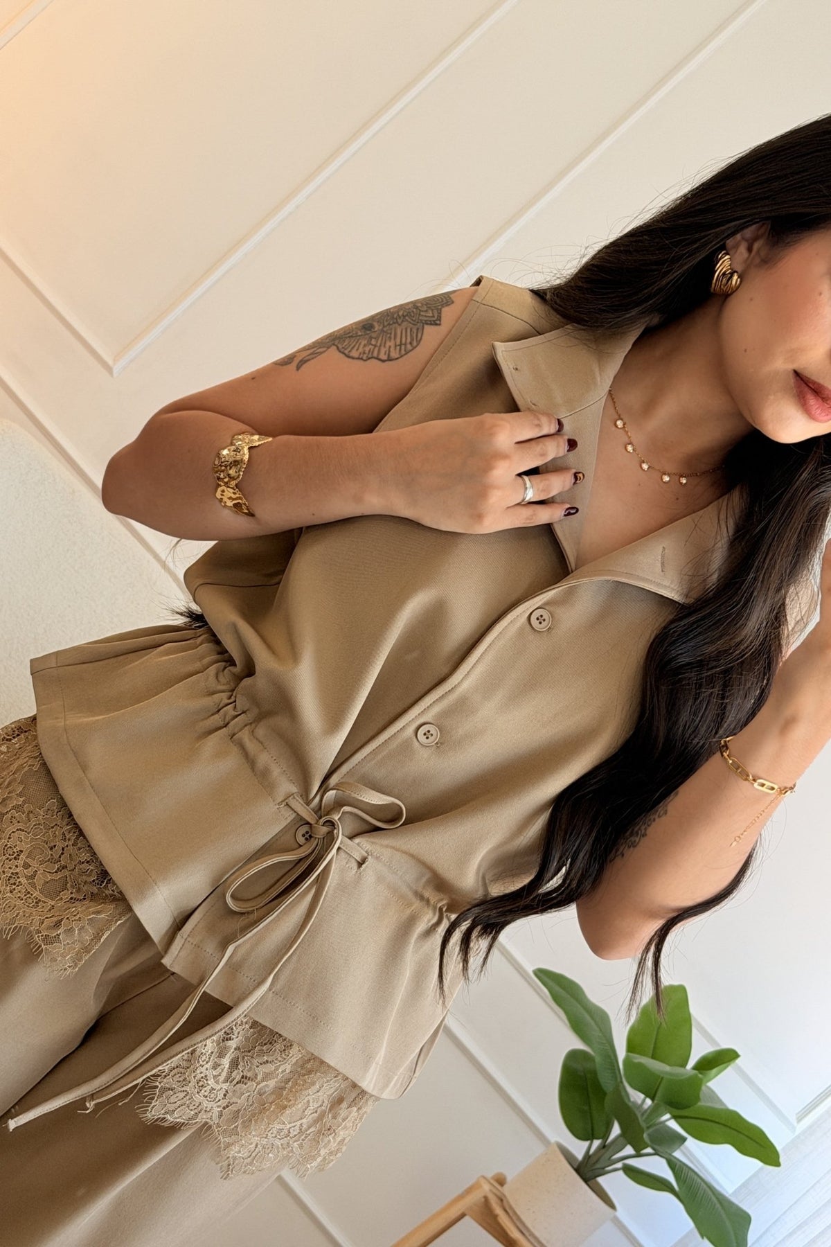 Colete com cintura ajustável e renda - lavishiochiccoletelavishiochic