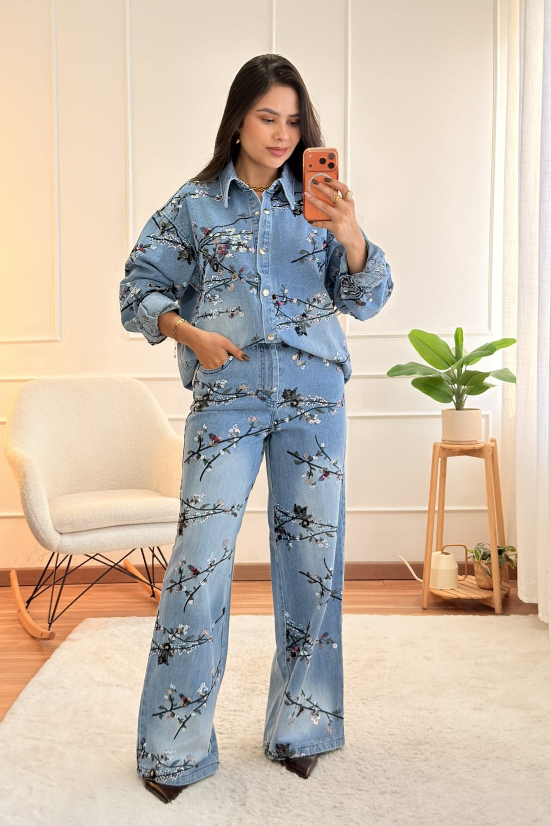 Conjunto de camisa e calça jeans com bordado floral - lavishiochicconjuntoslavishiochic