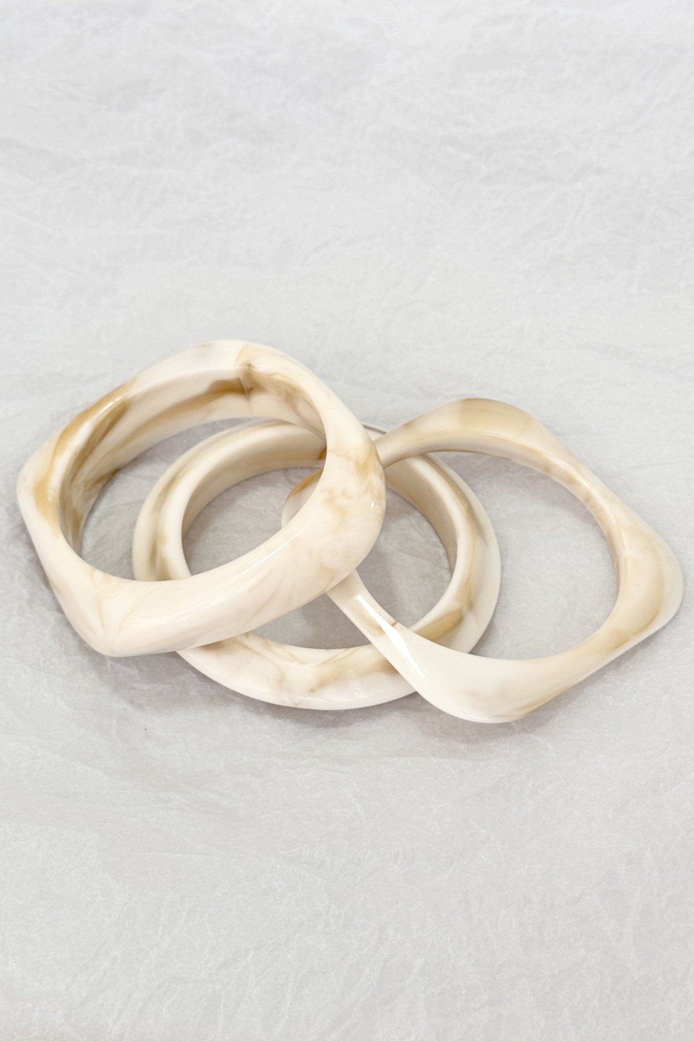 Conjunto de três pulseiras geométricas em resina com efeito mármore creme - lavishiochicPulseiralavishiochic