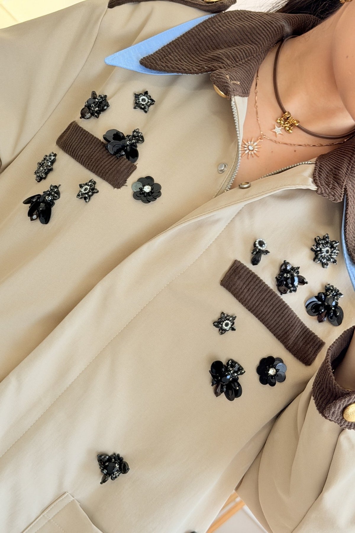 Jaqueta em algodão com strass e flores - lavishiochiccasacoslavishiochic