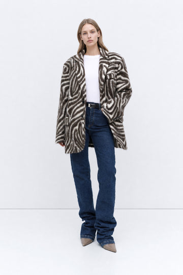 Blazer oversized em pelo sintético com padrão zebra LUMINA
