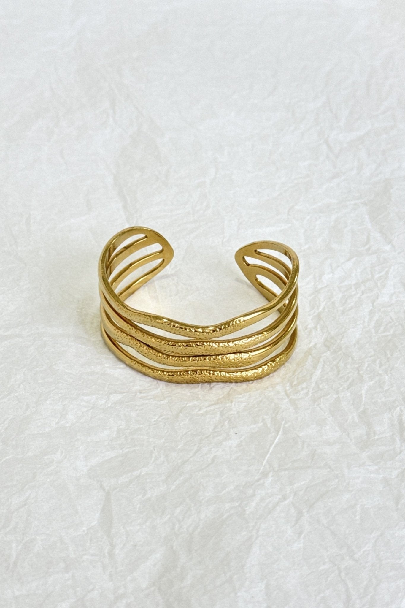 Pulseira aberta em aço dourado com textura ondulada - lavishiochicPulseiralavishiochic