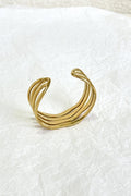 Pulseira aberta em aço dourado com textura ondulada - lavishiochicPulseiralavishiochic