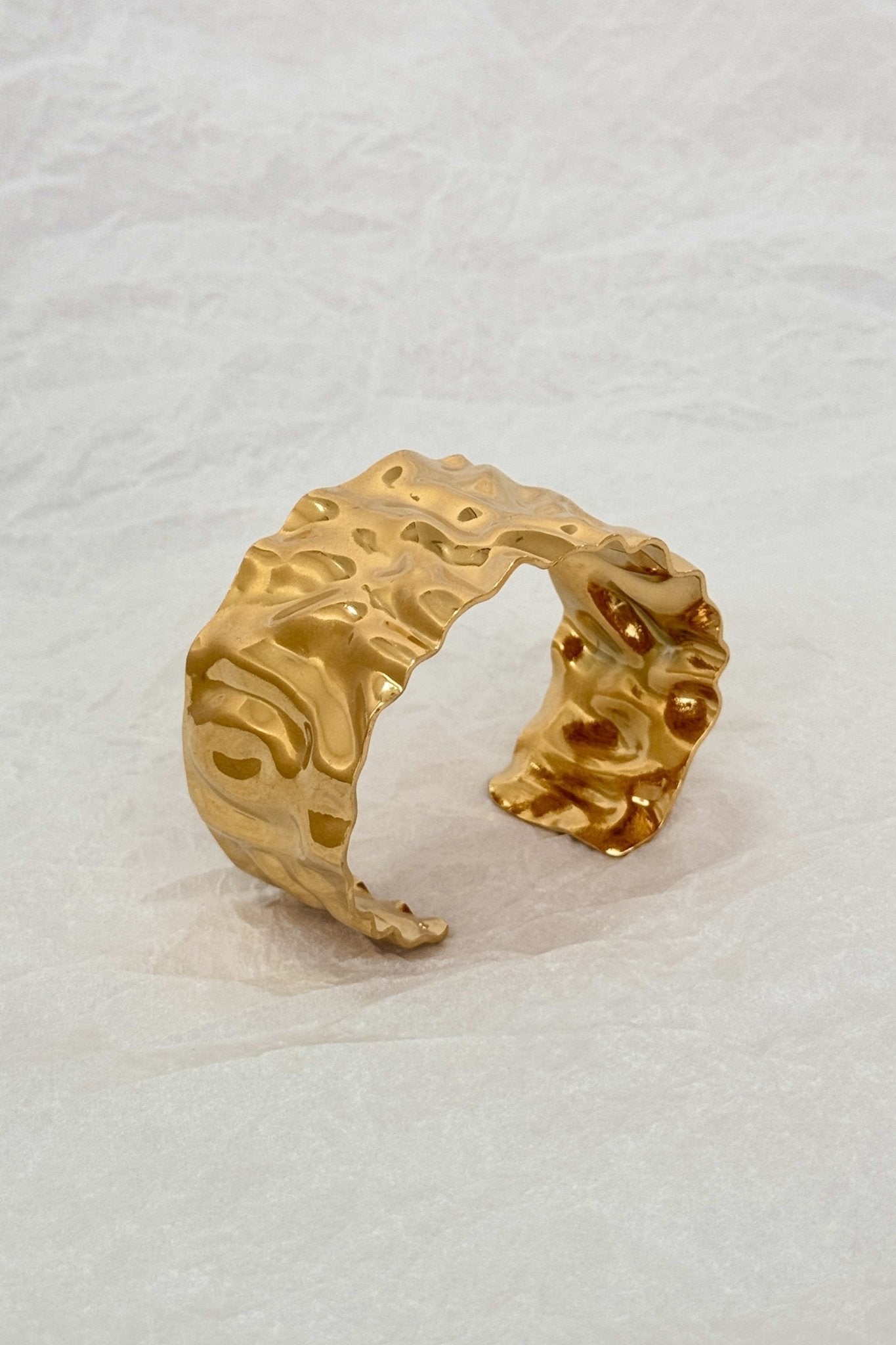 Pulseira larga em aço dourado com textura ondulada martelada - lavishiochicPulseiralavishiochic