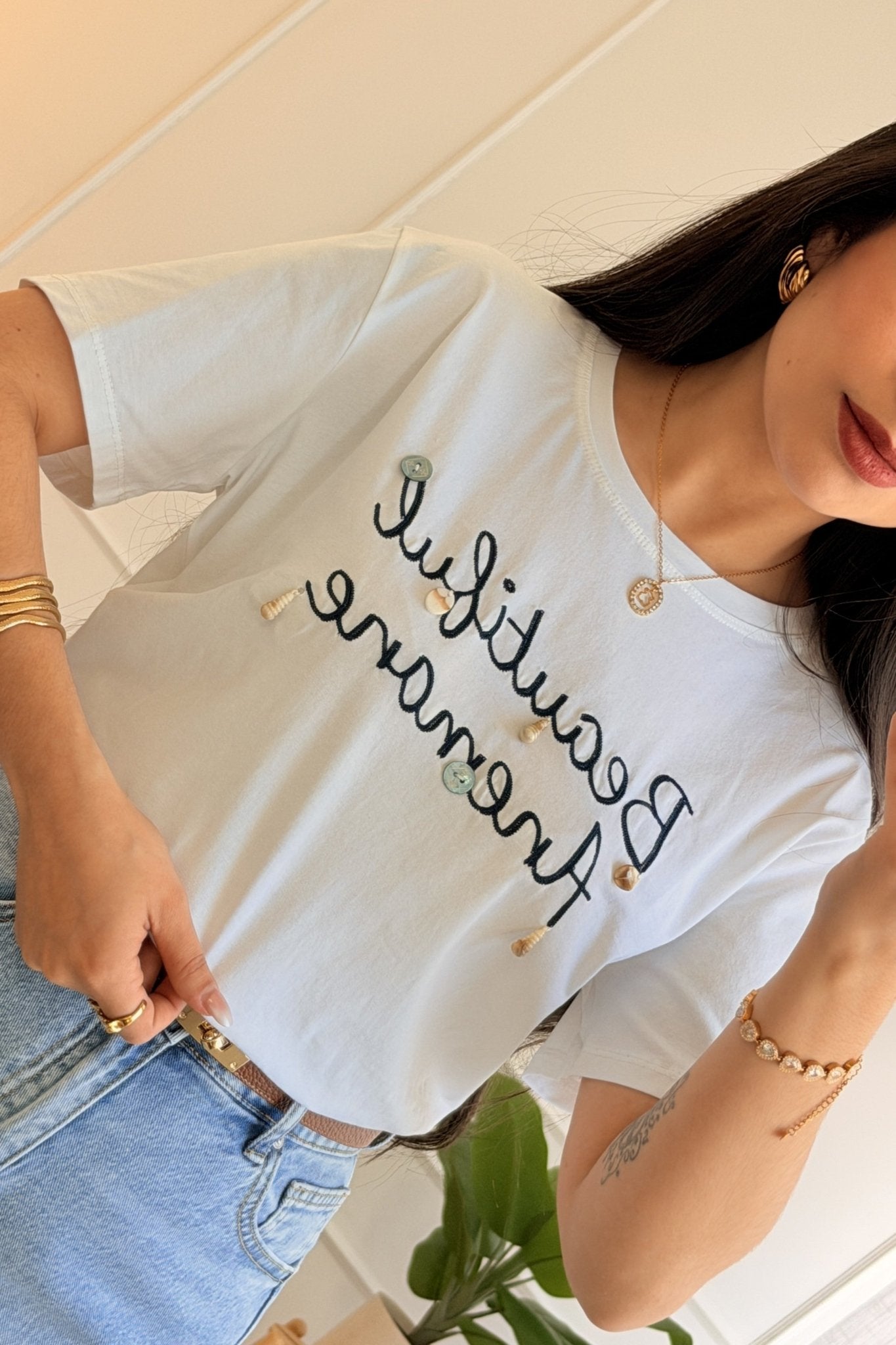 T-shirt básica com bordado e aplicações - lavishiochict-shirtlavishiochic