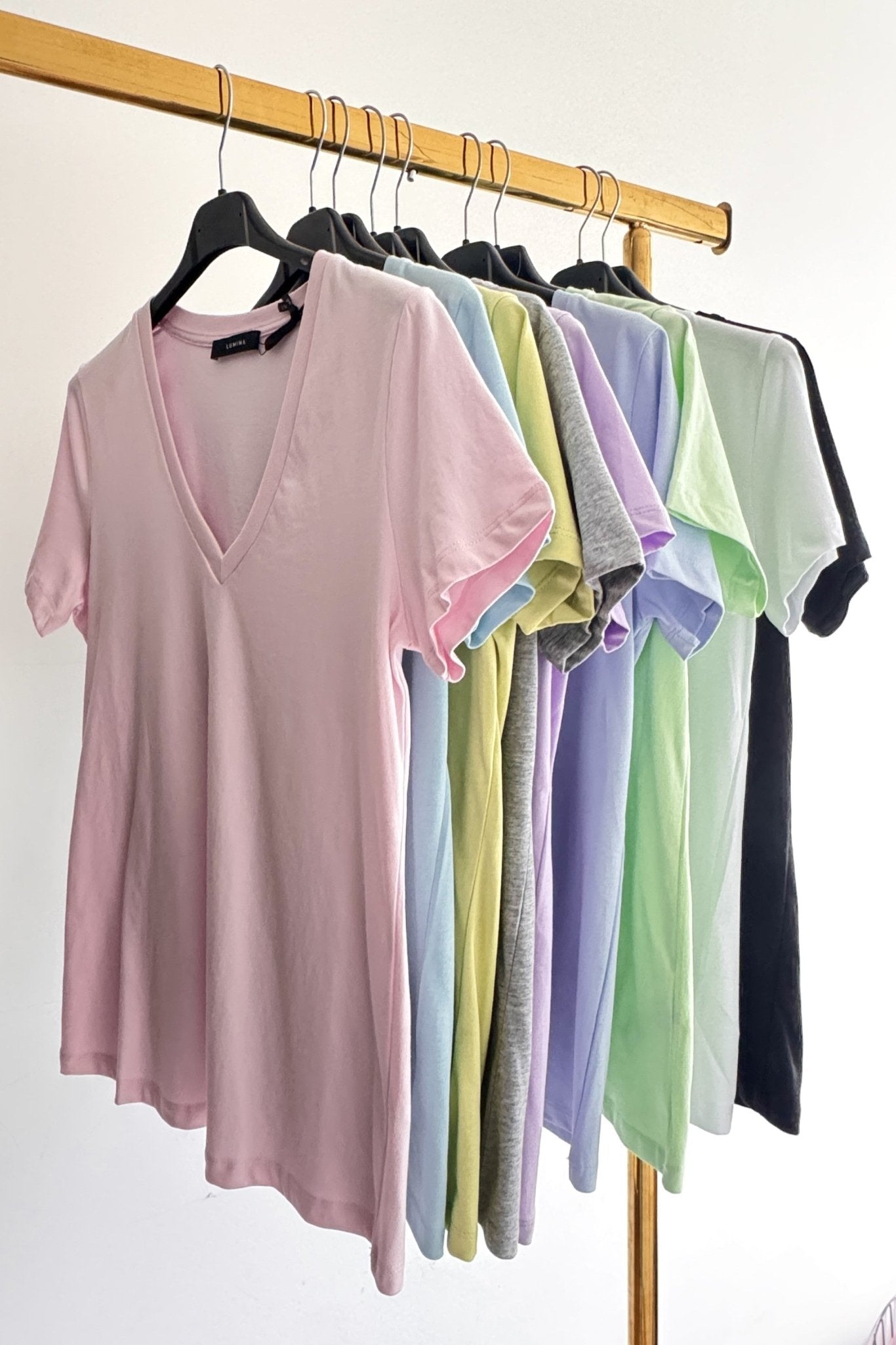 T-shirt decote em V LUMINA - lavishiochict-shirtlumina