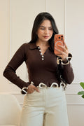 Top de malha canelada com gola polo e folhos - lavishiochicTOPlavishiochic