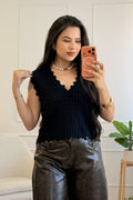 Top de malha com detalhes de pérolas e acabamento ondulado - lavishiochicTOPlavishiochic