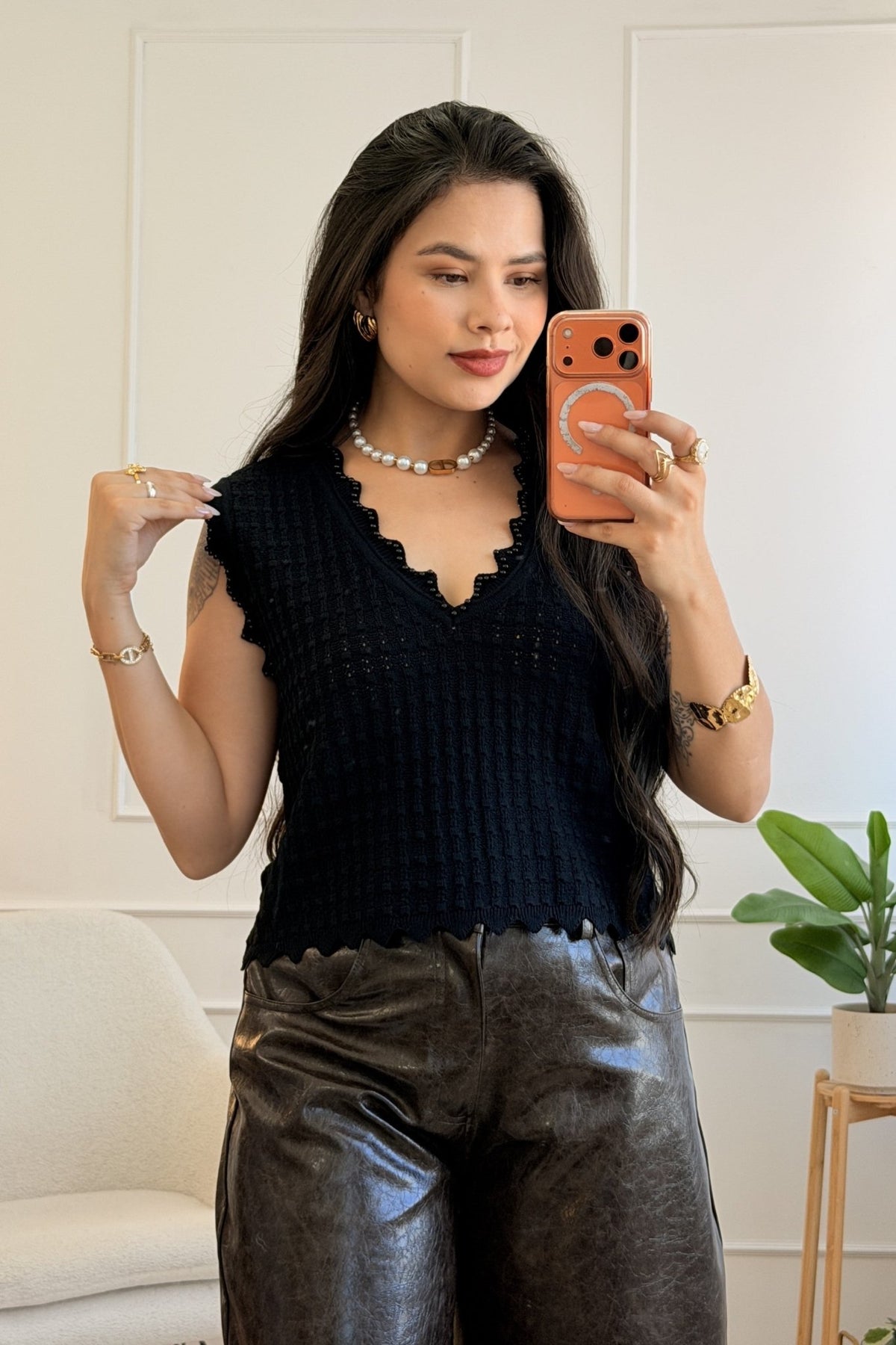 Top de malha com detalhes de pérolas e acabamento ondulado - lavishiochicTOPlavishiochic