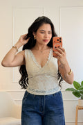 Top em renda com decote em V e frente cruzada - lavishiochicTOPlavishiochic