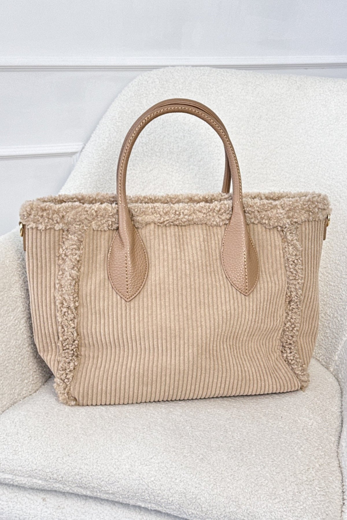 Tote de mão em veludo cotelê com acabamento em pêlo - lavishiochicMalalavishiochic