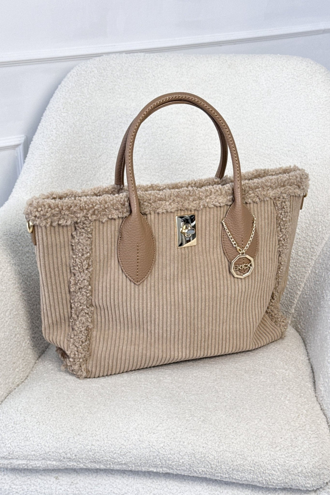 Tote de mão em veludo cotelê com acabamento em pêlo - lavishiochicMalalavishiochic