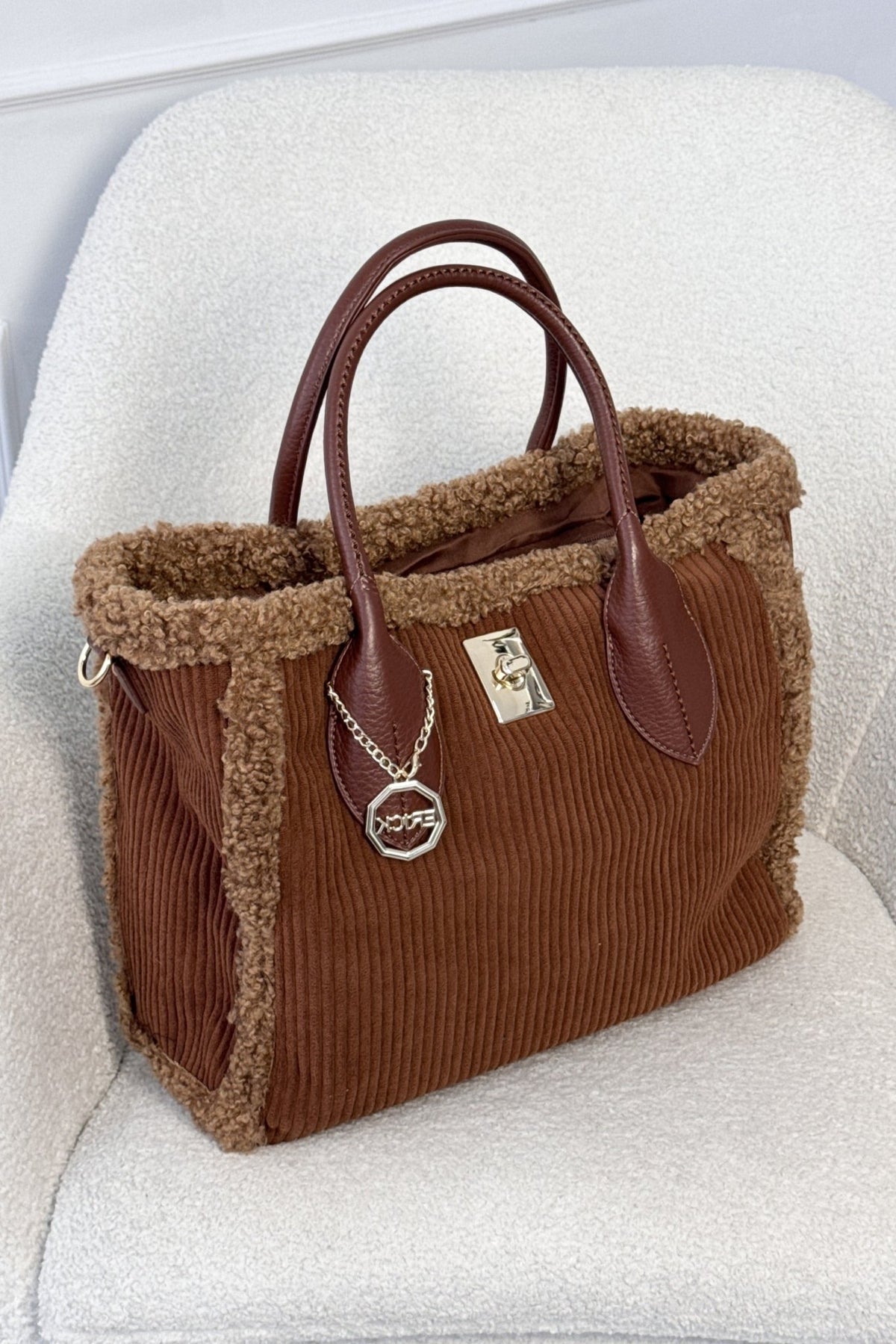 Tote de mão em veludo cotelê com acabamento em pêlo - lavishiochicMalalavishiochic