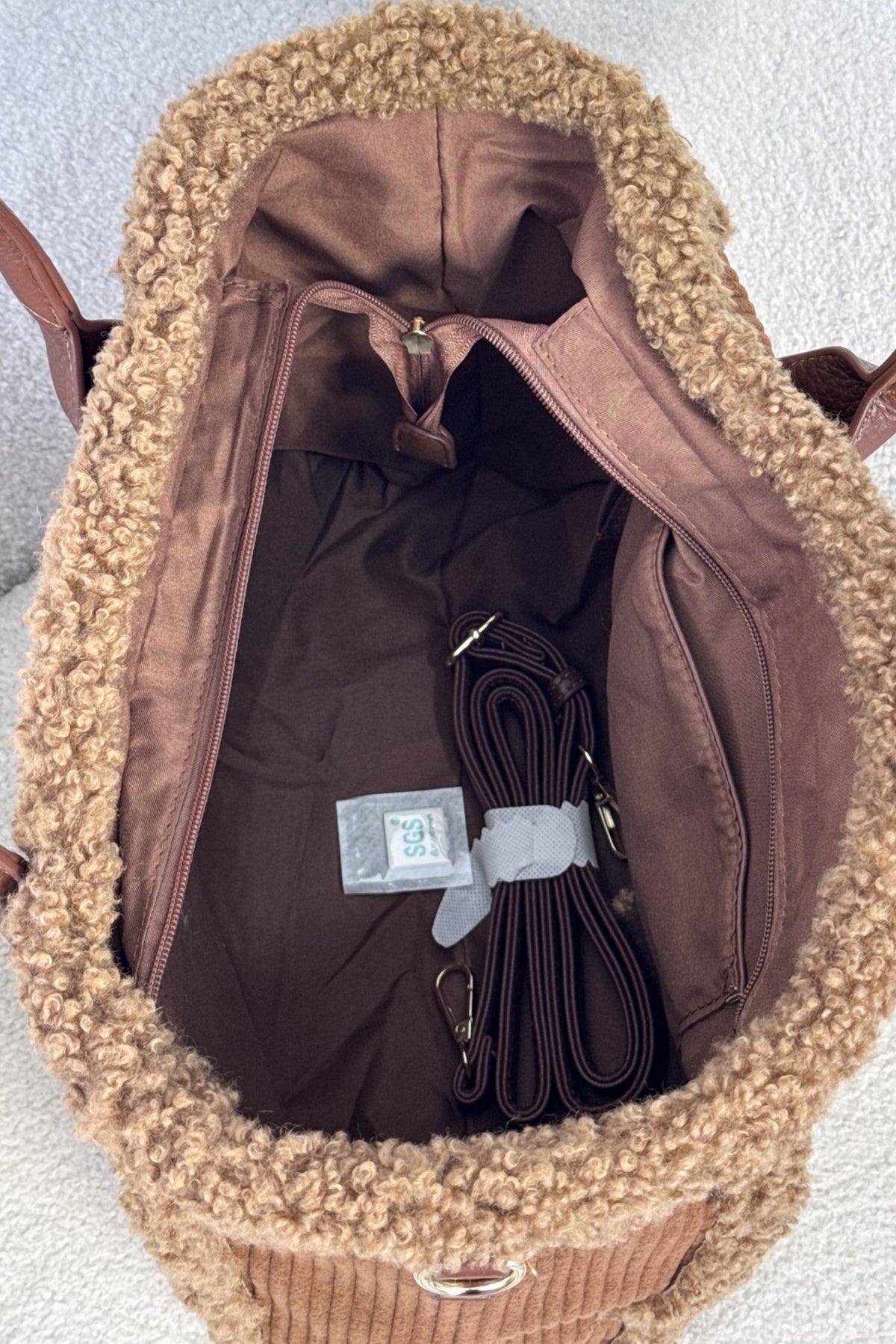 Tote de mão em veludo cotelê com acabamento em pêlo - lavishiochicMalalavishiochic