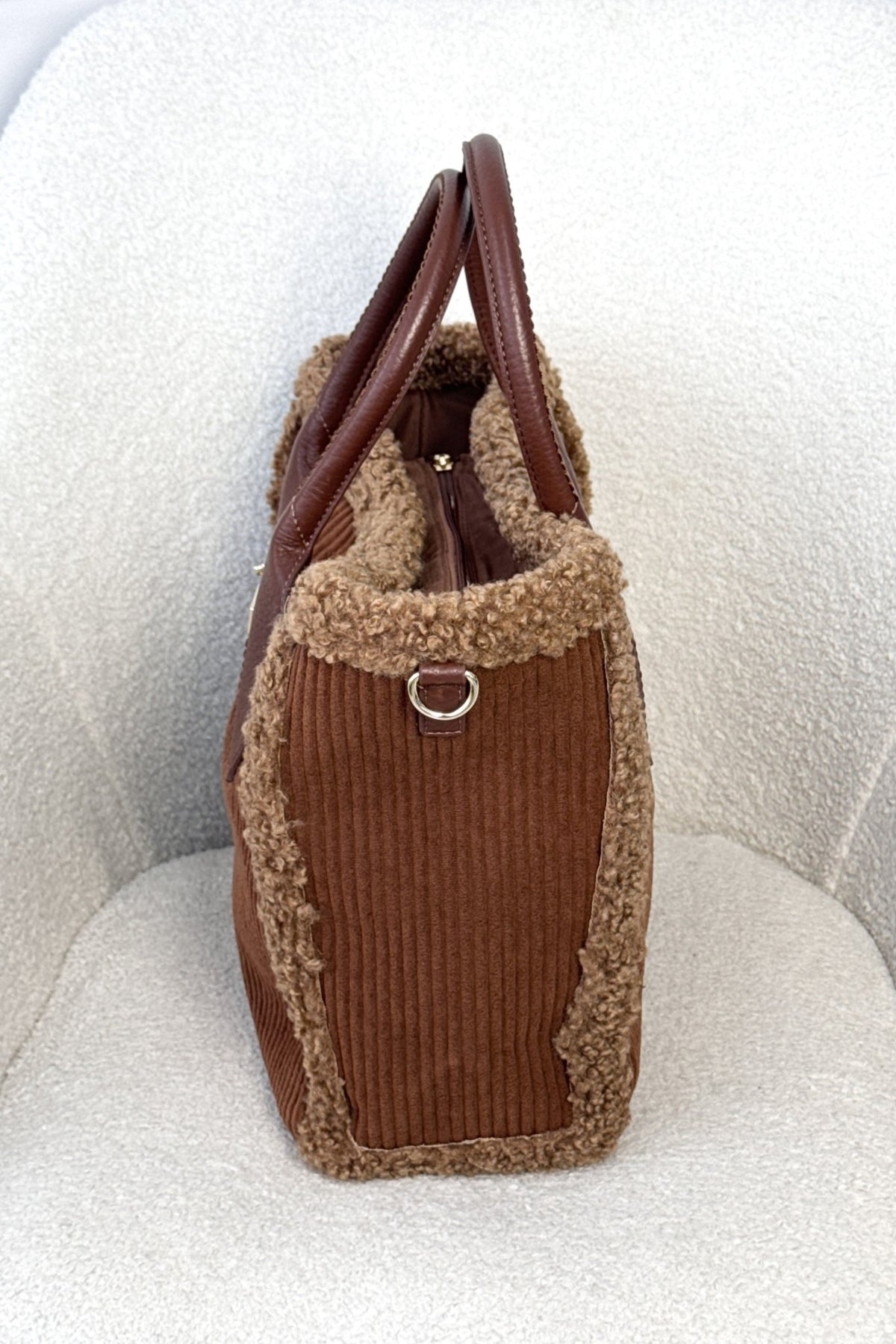 Tote de mão em veludo cotelê com acabamento em pêlo - lavishiochicMalalavishiochic