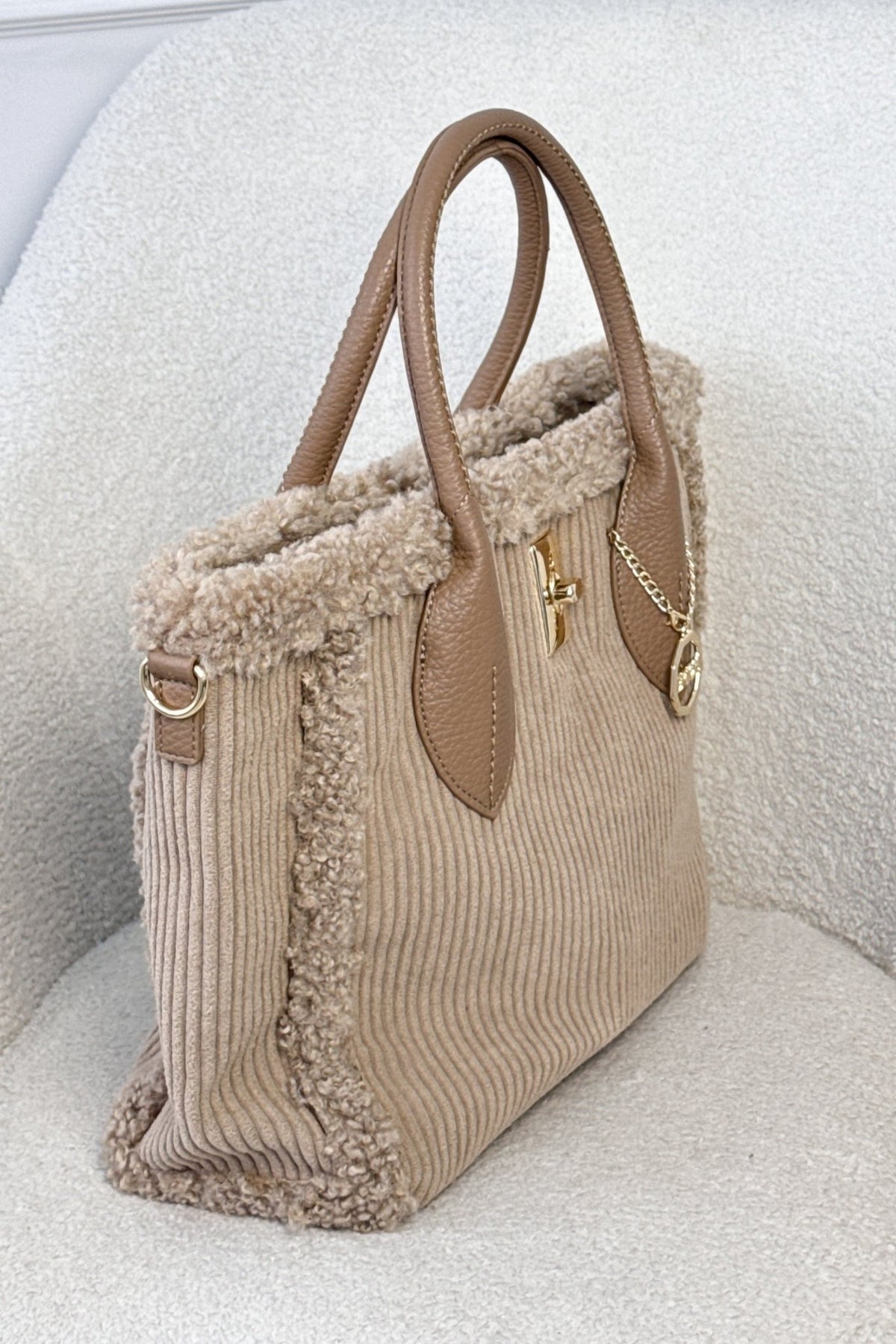 Tote de mão em veludo cotelê com acabamento em pêlo - lavishiochicMalalavishiochic