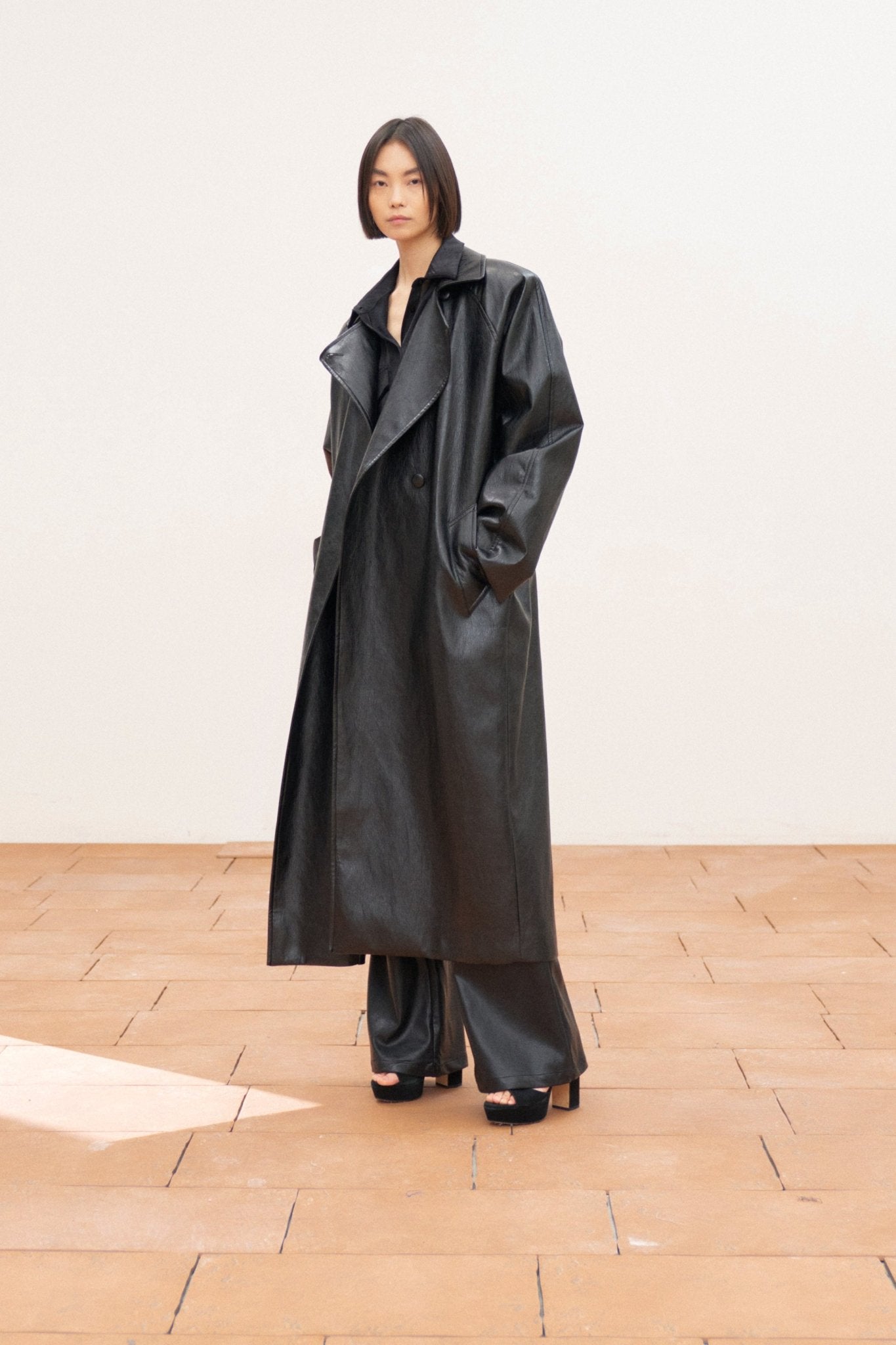 Trench comprido em eco - pele LUMINA - lavishiochiccasacolumina