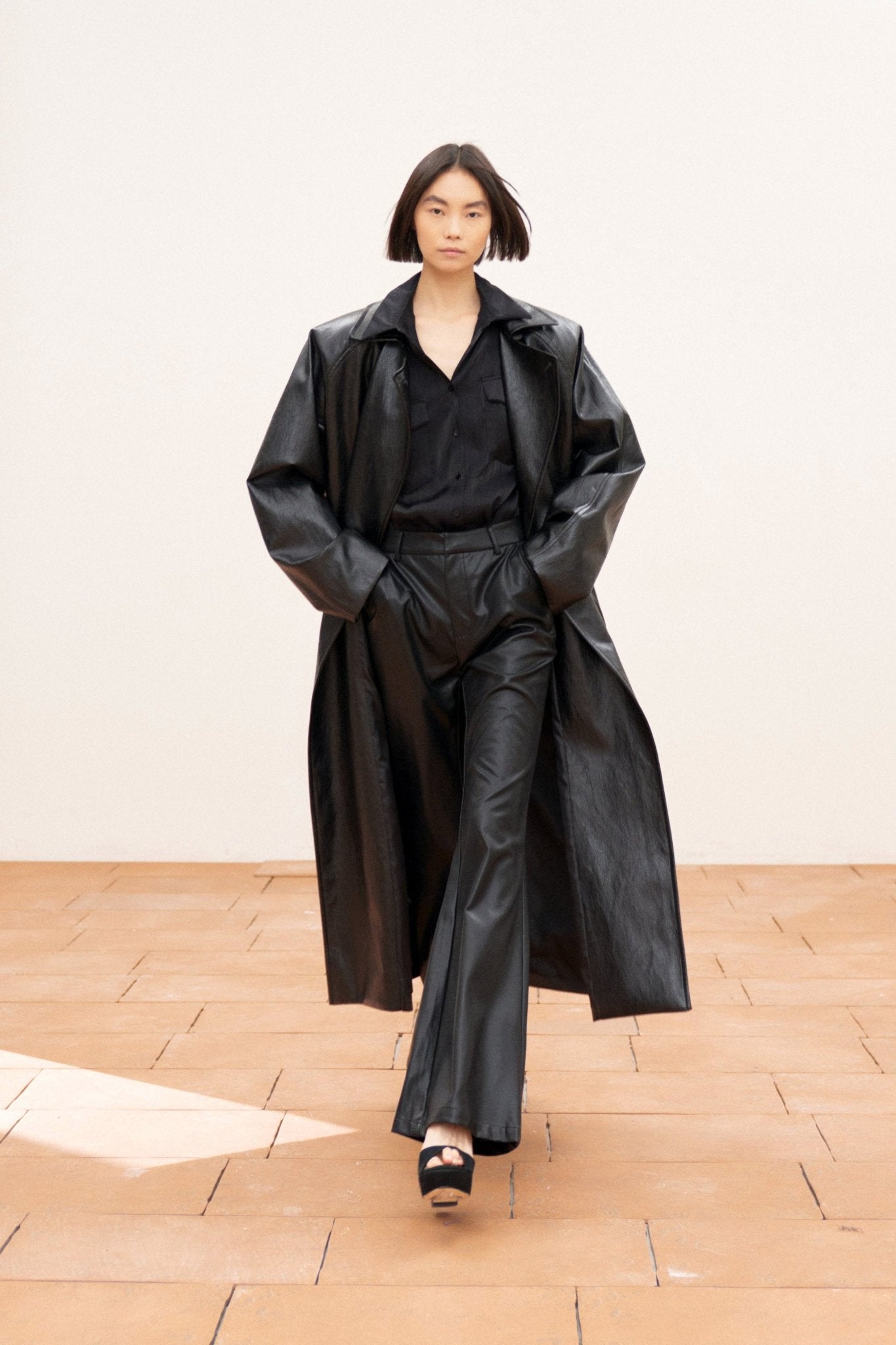 Trench comprido em eco - pele LUMINA - lavishiochiccasacolumina