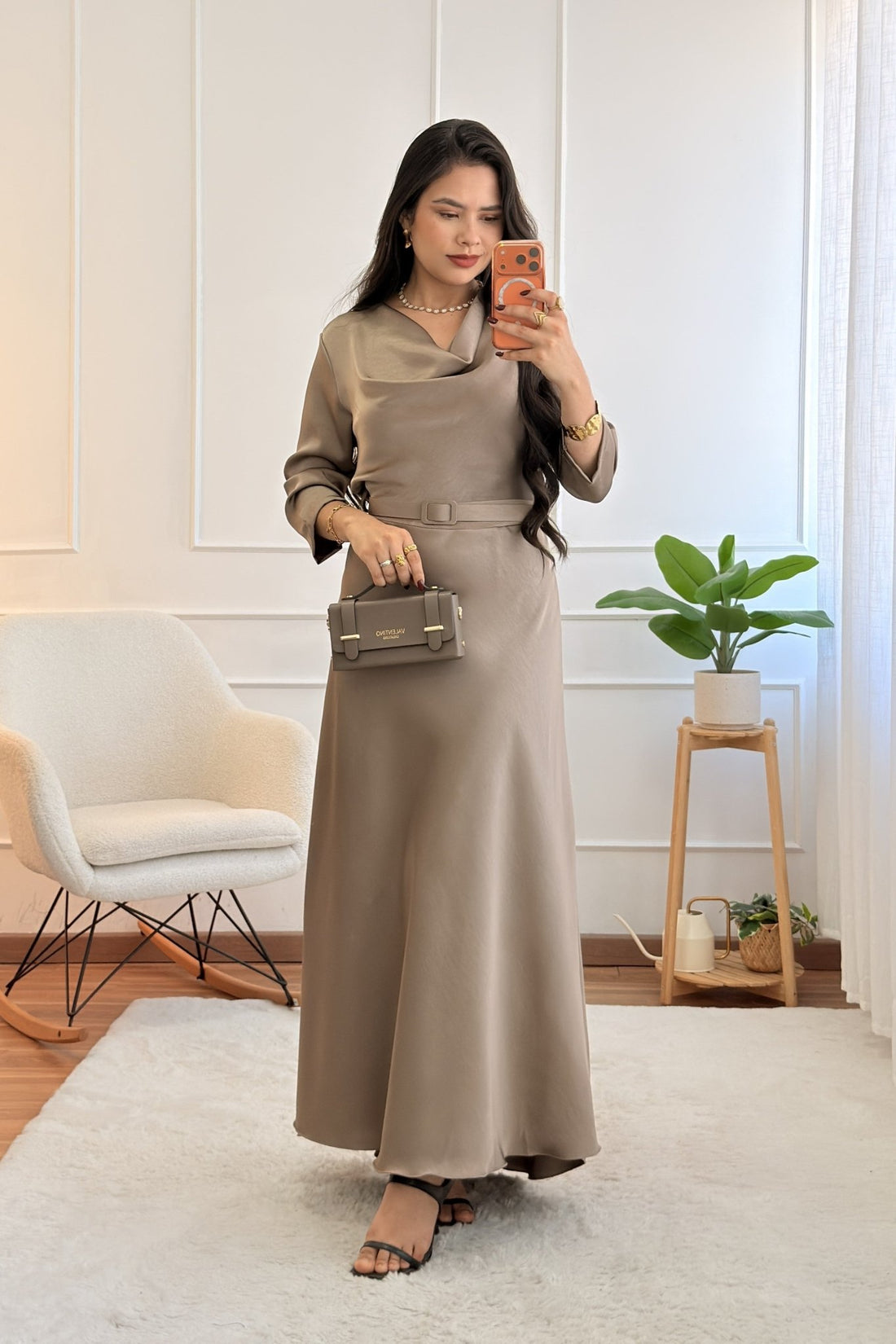 Vestido acetinado com decote drapeado - lavishiochicvestidolavishiochic
