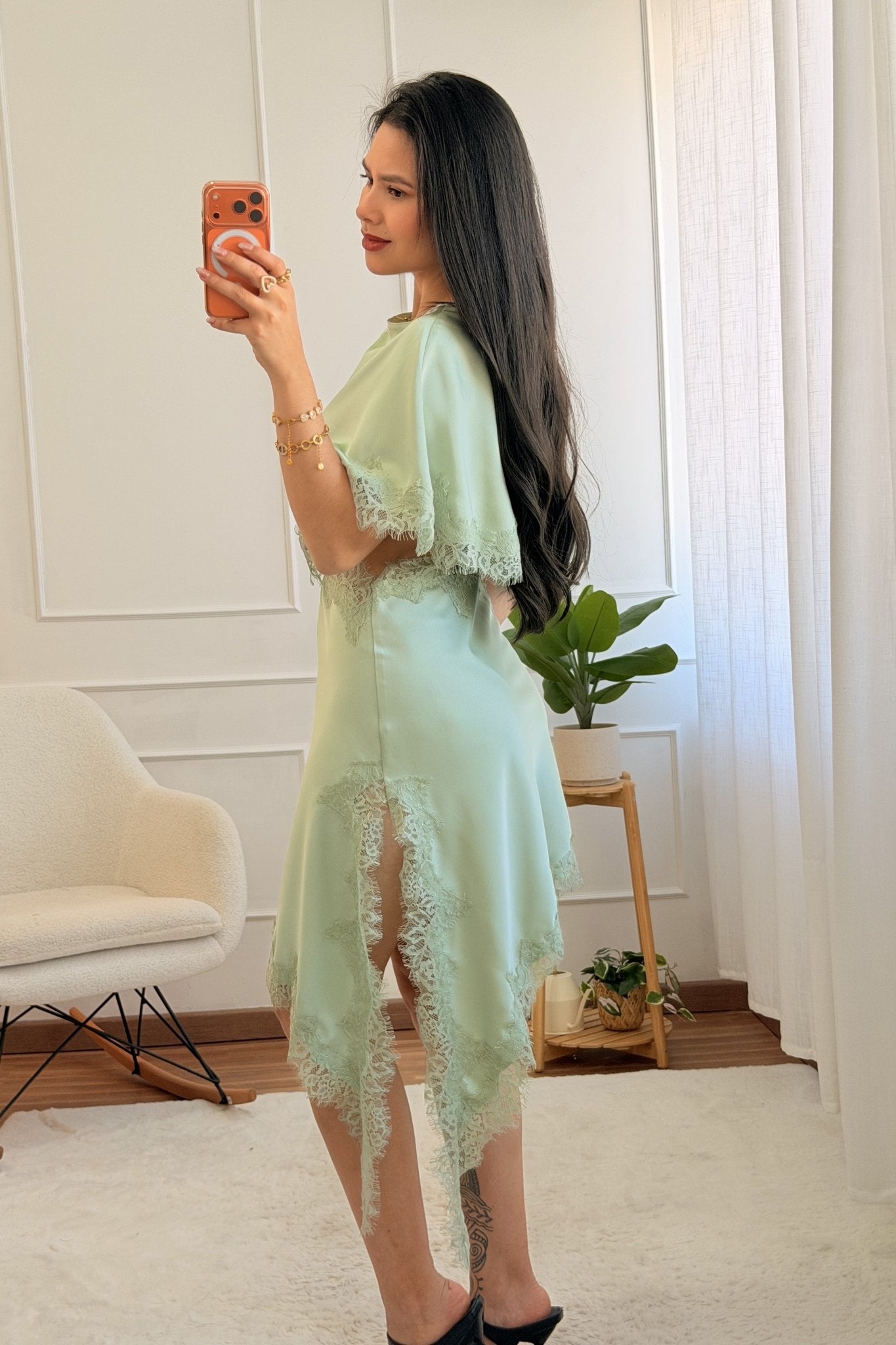 Vestido Assimétrico Acetinado com Renda - lavishiochicvestidolavishiochic