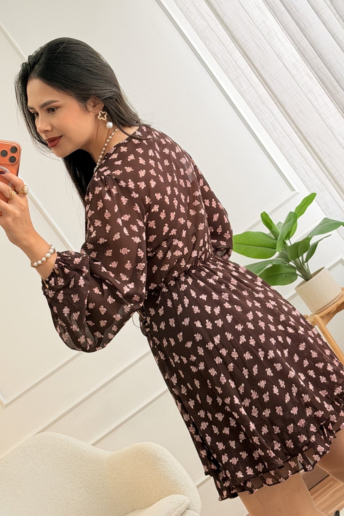 Vestido curto floral decote V - lavishiochiclavishiochic