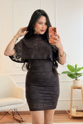 Vestido em renda com gola alta e capa integrada - lavishiochicvestidolavishiochic