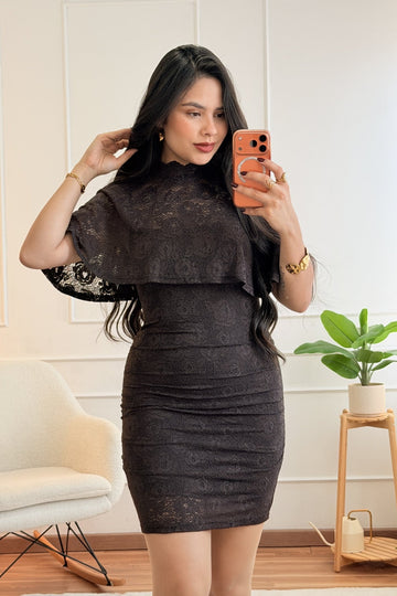 Vestido em renda com gola alta e capa integrada - lavishiochicvestidolavishiochic