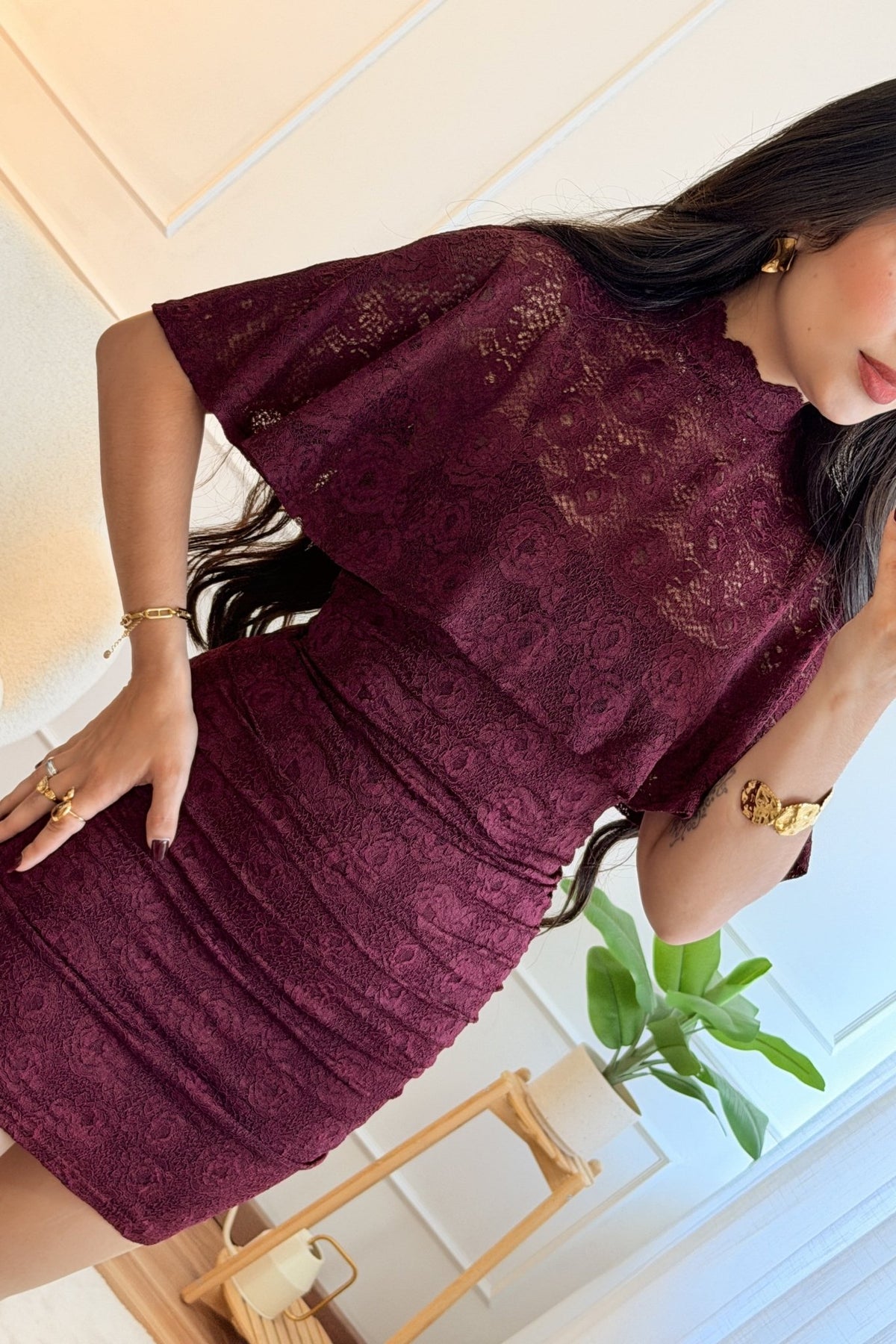 Vestido em renda com gola alta e capa integrada - lavishiochicvestidolavishiochic