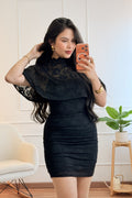 Vestido em renda com gola alta e capa integrada - lavishiochicvestidolavishiochic