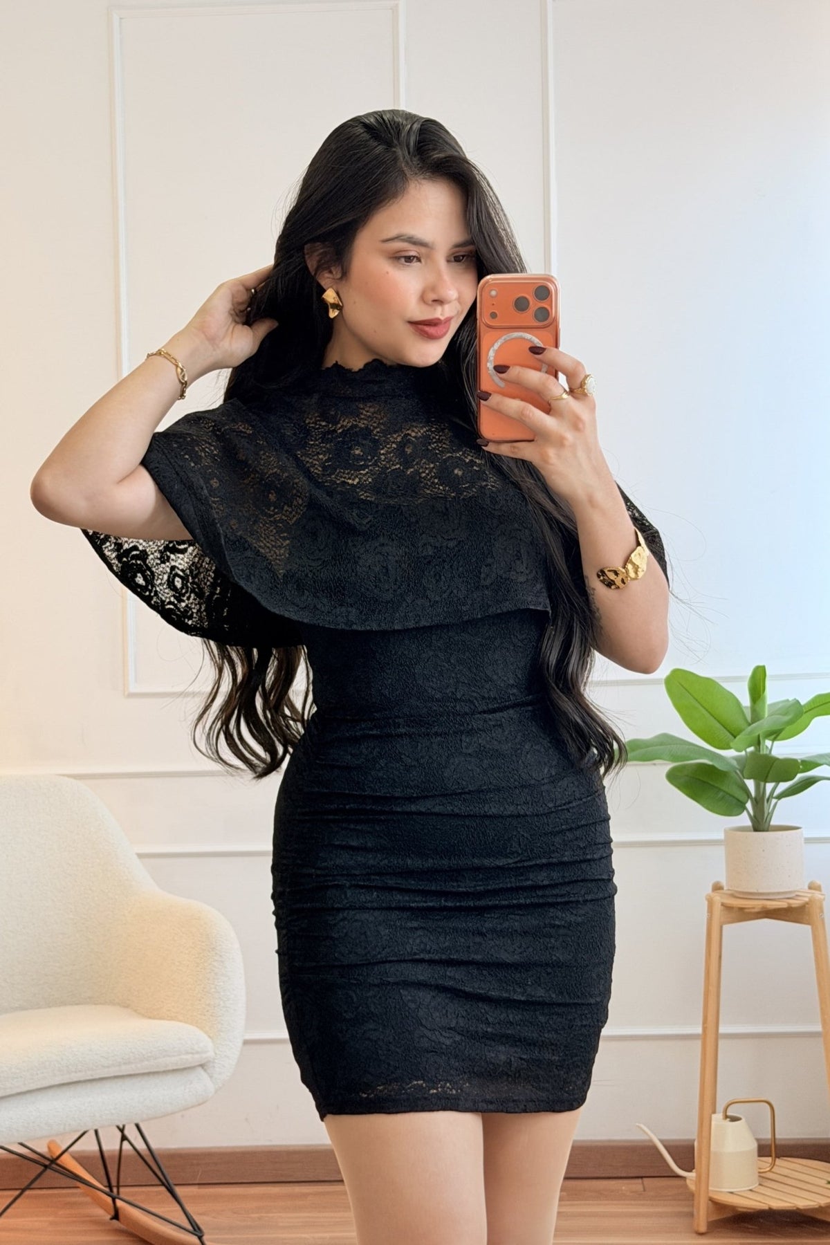 Vestido em renda com gola alta e capa integrada - lavishiochicvestidolavishiochic