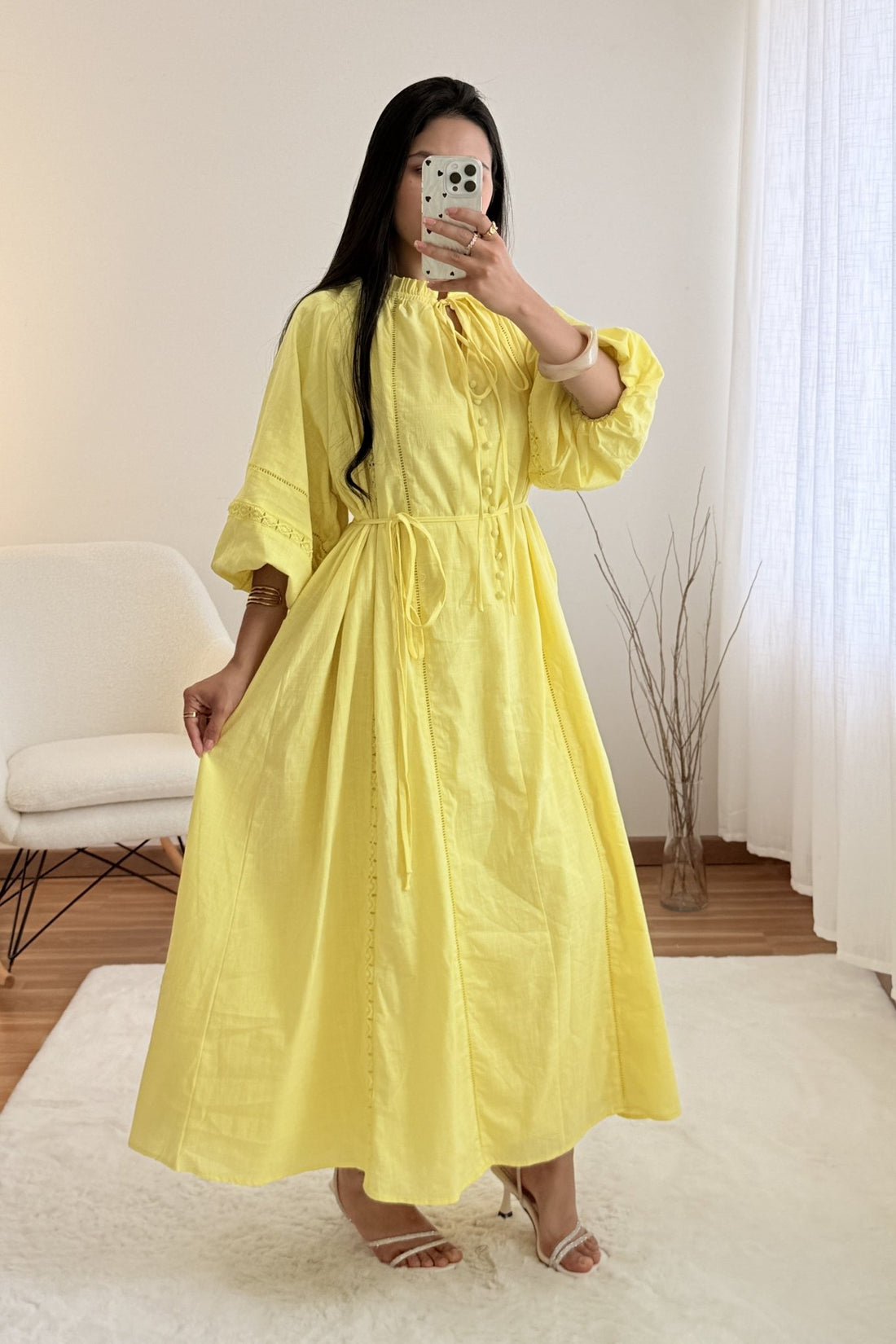 Vestido midi com detalhes artesanais e mangas abalonadas - lavishiochicvestidolavishiochic